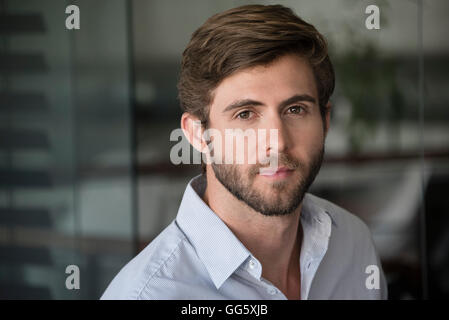 Porträt von ein hübscher junger Mann Stockfoto
