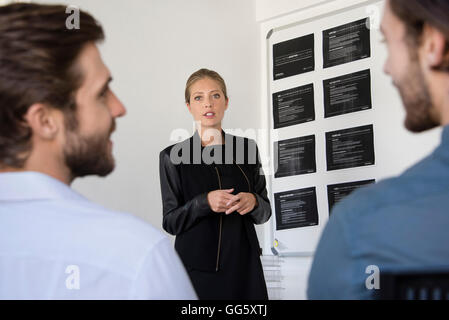 Geschäftsfrau, die Präsentation für ihre Kollegen Stockfoto