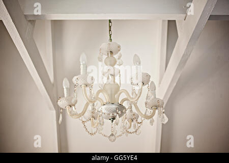 Niedrigen Winkel Ansicht der Kronleuchter von der Decke hängen Stockfoto