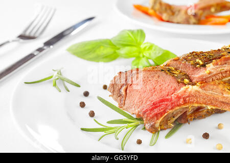 Gebratenes Lamm Rippe Koteletts auf einem Teller, Abendessen Einstellung. Stockfoto