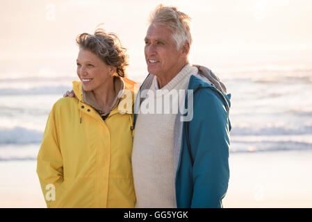 Gerne älteres paar stehen am Strand Stockfoto