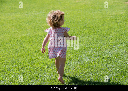 Nahaufnahme von einem Babymädchen zu Fuß auf dem Rasen Stockfoto
