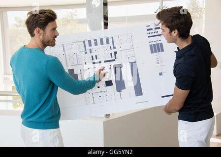 Zwei junge design-Profis diskutieren Plan in einem Büro Stockfoto