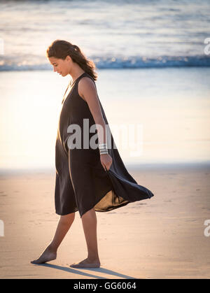 Schöne junge Frau am Strand Stockfoto