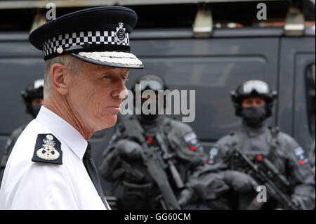 Metropolitan Police Commissioner Sir Bernard Hogan-Howe mit der bewaffneten Polizei vorbereiten der Bereitstellung von Hyde Park, London und wie Scotland Yard angekündigt, dass die erste 600 zusätzliche bewaffnete Offiziere wurden ausgebildet und betriebsbereit, und enthüllt Pläne mehr schützen auf öffentlichen Patrouille zu setzen. Stockfoto