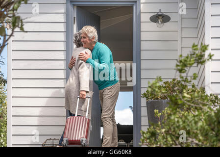 Senior woman einladende Frau am Eingang Stockfoto