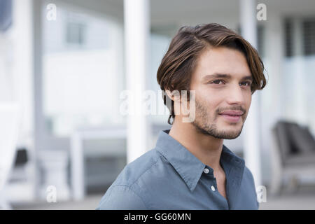 Nahaufnahme eines jungen Mannes, der draußen Stockfoto