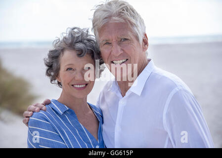 Porträt von senior Brautpaar stehen am Strand Stockfoto