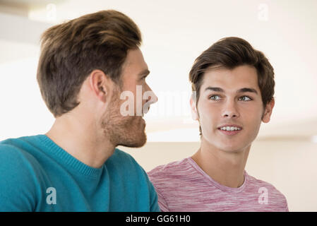 Nahaufnahme von zwei glücklichen männlichen Freunden reden Stockfoto