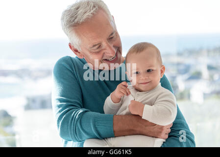 Glückliche Großvater mit Baby Enkelin Stockfoto