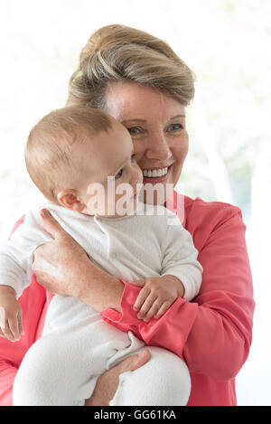 Glückliche Großmutter mit Baby Enkelin Stockfoto