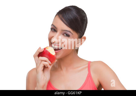 Close-up Portrait von hübschen Frau mit angebissene Apfel Stockfoto