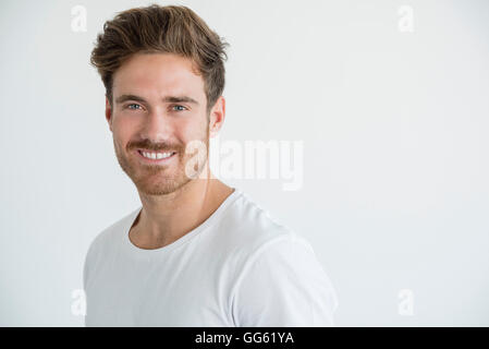 Porträt des jungen glücklich lächelnd Stockfoto