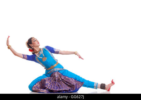 Schönen Bharat Natyam Tänzerin bei über weißem Hintergrund Stockfoto