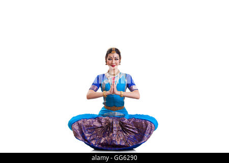 Porträt der Tänzerin Gruß während der Durchführung Bharatanatyam vor weißem Hintergrund Stockfoto