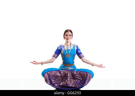 Voller Länge Porträt der Tänzerin Bharatanatyam vor weißem Hintergrund durchführen Stockfoto