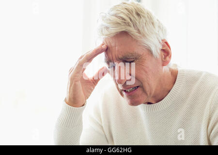 Ältere Mann leidet unter Kopfschmerzen Stockfoto