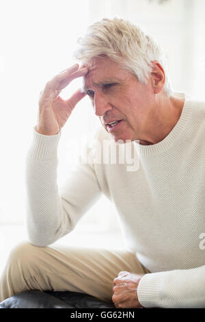 Ältere Mann leidet unter Kopfschmerzen Stockfoto