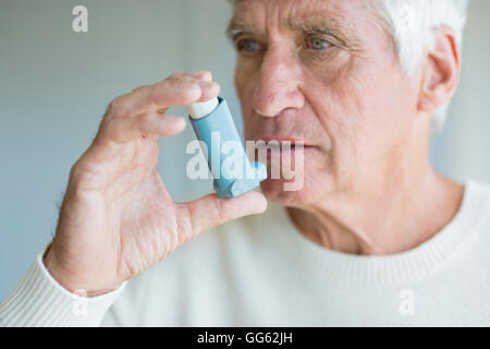 Nahaufnahme eines älteren Mannes mit Inhalator Stockfoto