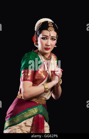 Porträt des Heiligen Bharatanatyam-Tänzerin bei über schwarzem Hintergrund Stockfoto