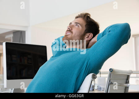 Junge Designer entspannend in einem Büro Stockfoto