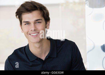 Porträt eines glücklichen jungen Mannes zu Hause Stockfoto
