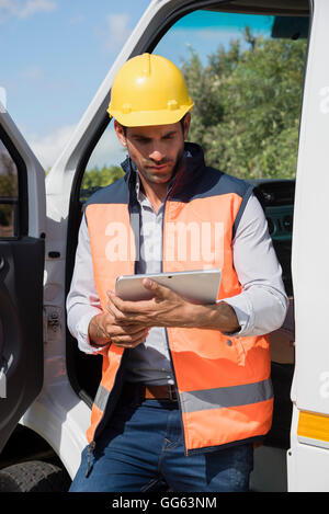 Männliche Ingenieur mit einem digitalen Tablet von van Stockfoto
