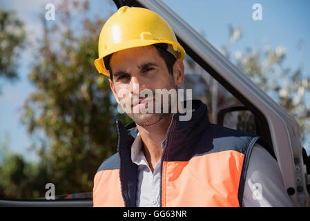 Porträt eines männlichen Ingenieur Stand van am Standort Stockfoto
