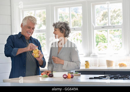 Gerne älteres Paar, die Zubereitung von Speisen in der Küche Stockfoto