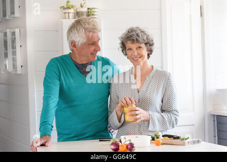 Gerne älteres Paar, die Zubereitung von Speisen in der Küche Stockfoto