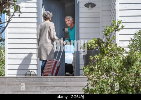 Senior woman einladende Frau am Eingang Stockfoto