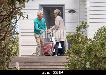 Senior woman einladende Frau am Eingang Stockfoto