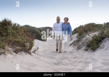 Gerne älteres paar zu Fuß am Strand Stockfoto