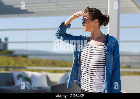 Nahaufnahme einer Frau Abschirmung Augen Stockfoto
