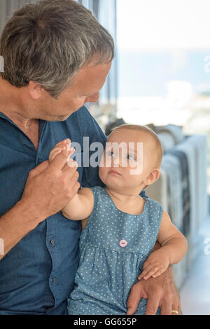 Nahaufnahme von einem reifen Mann mit seiner Tochter spielen Stockfoto