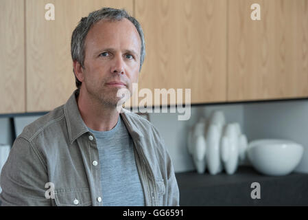 Porträt von einem reifen Mann in der Küche Stockfoto