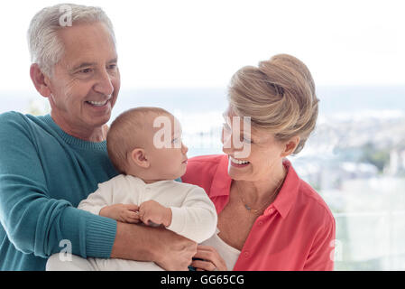 Glückliche Großeltern mit Baby Enkelin Stockfoto