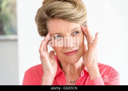 Nahaufnahme einer glücklich senior Frau denken Stockfoto