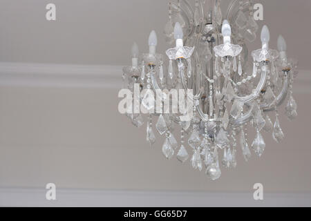 Nahaufnahme von einem Kronleuchter von der Decke hängend Stockfoto