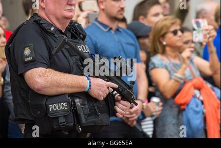 Eine bewaffnete Polizisten im Dienst im Zentrum von London, als Scotland Yard angekündigt, dass die ersten 600 zusätzliche bewaffnete Offiziere wurden ausgebildet und betriebsbereit und seine Pläne, mehr schützen auf öffentlichen Patrouille zu setzen. Stockfoto