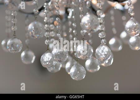 Nahaufnahme von einem Kronleuchter von der Decke hängend Stockfoto
