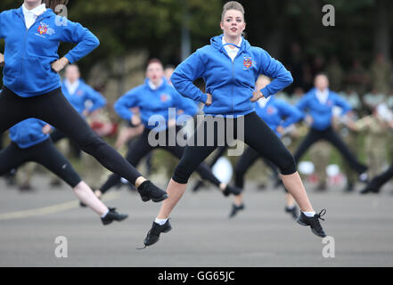 Ein Mitglied der Tattoo Highland Dancers während einer Probe für das diesjährige Royal Edinburgh Military Tattoo in Redford Reiterkaserne in Edinburgh. Stockfoto