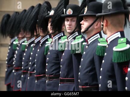 Mitglieder der Drill Team seine Majestät The Kings Guard von Norwegen Line-up während einer Probe für das diesjährige Royal Edinburgh Military Tattoo in Redford Reiterkaserne in Edinburgh. Stockfoto