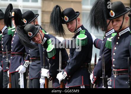 Mitglieder der Drill Team seine Majestät The Kings Guard von Norwegen Line-up während einer Probe für das diesjährige Royal Edinburgh Military Tattoo in Redford Reiterkaserne in Edinburgh. Stockfoto