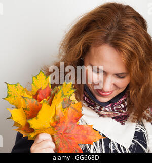 Porträt von schönen lächelnden jungen Frau mit bunten Herbst Ahorn Blätter, quadratischen Foto Stockfoto