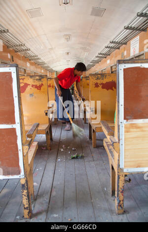 Kutsche sauberer Bagan Zug oder Bahnstation Myanmar zu trainieren Stockfoto