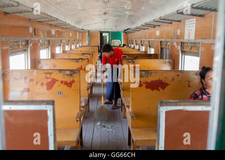 Kutsche sauberer Bagan Zug oder Bahnstation Myanmar zu trainieren Stockfoto