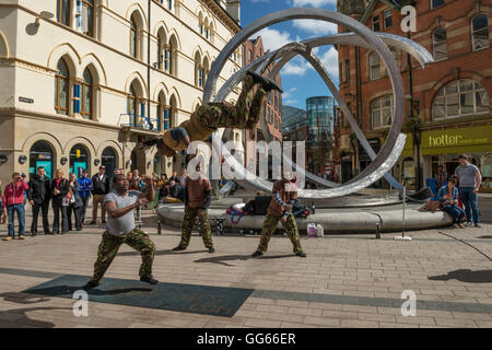 Darsteller vor dem Spirit of Belfast, Belfast Stockfoto