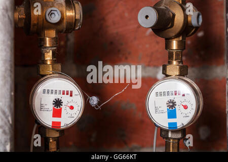 paar neue Wohn-Wasserzähler auf Rohren Stockfoto