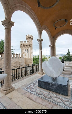 Museu März Skulptur Garten und neoklassische Architektur im Hinblick auf die Almudaina Schloss am 14. Juli 2016 in Palma, Spanien. Stockfoto